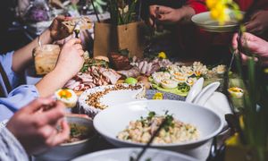 Jeść i spać. Polacy ujawnili plany na Wielkanoc. Tyle chcą wydać