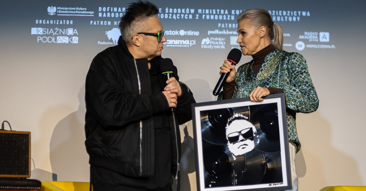 Białystok: Muniek Staszczyk jednym z pierwszych gości IX Festiwalu Literackiego "Autorzy i Książki. Ach! Rodzina!". Muzyk opowiadał o życiu i zaśpiewał