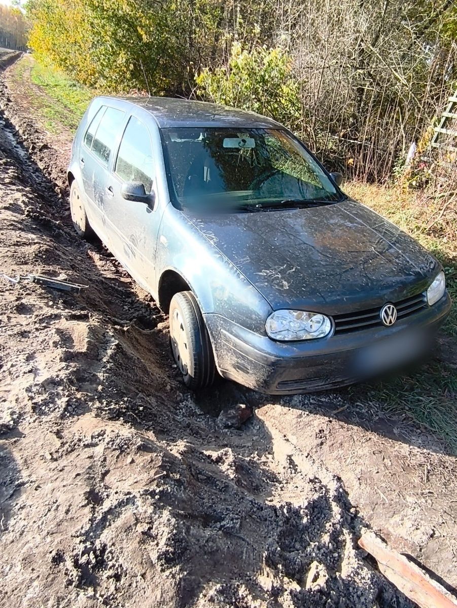 Koło: Nastolatkowie ukradli auto sąsiada, a potem je porzucili
