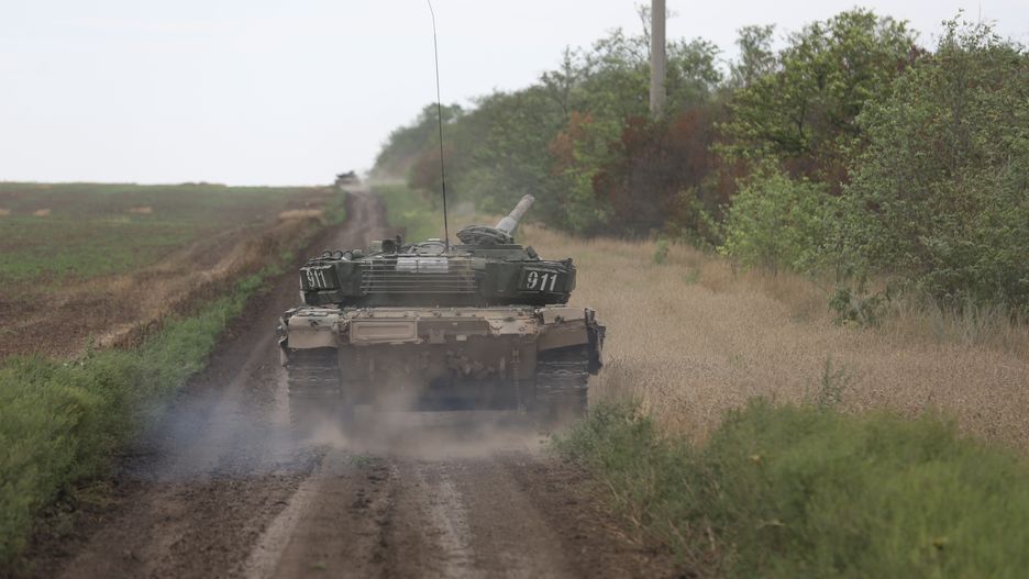 YASINOVATSKY, UKRAINE - AUGUST 13: DPR servicemen are seen in a tank to target enemy positions located near the city of Krasnohorivka, at Novoselovka-2 village of Yasinovatsky district, Donetsk Oblast of Ukraine on 13, 2022. (Photo by Leon Klein/Anadolu Agency via Getty Images)