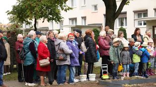 Śrem: Nowy skwer powstał przy współpracy  przedszkolaków i seniorów