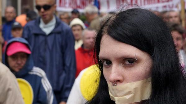 Pierwszomajowa manifestacja osób bezdomnych i bezrobotnych, zorganizowana przez Górnośląskie Towarzystwo Charytatywne odbyła się w Katowicach