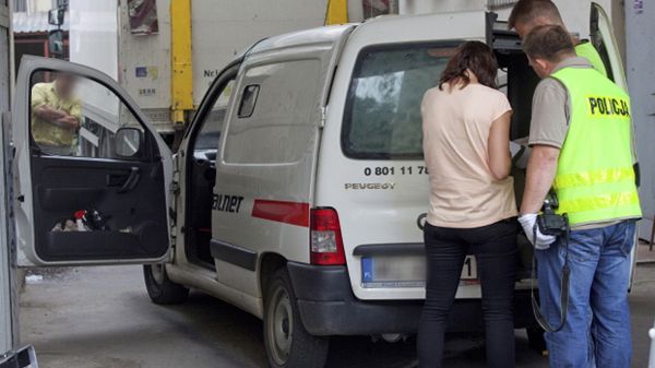 Policja prowadzi działania operacyjne na miejscu napadu na konwój przewożący gotówkę do jednego z banków w Łodzi