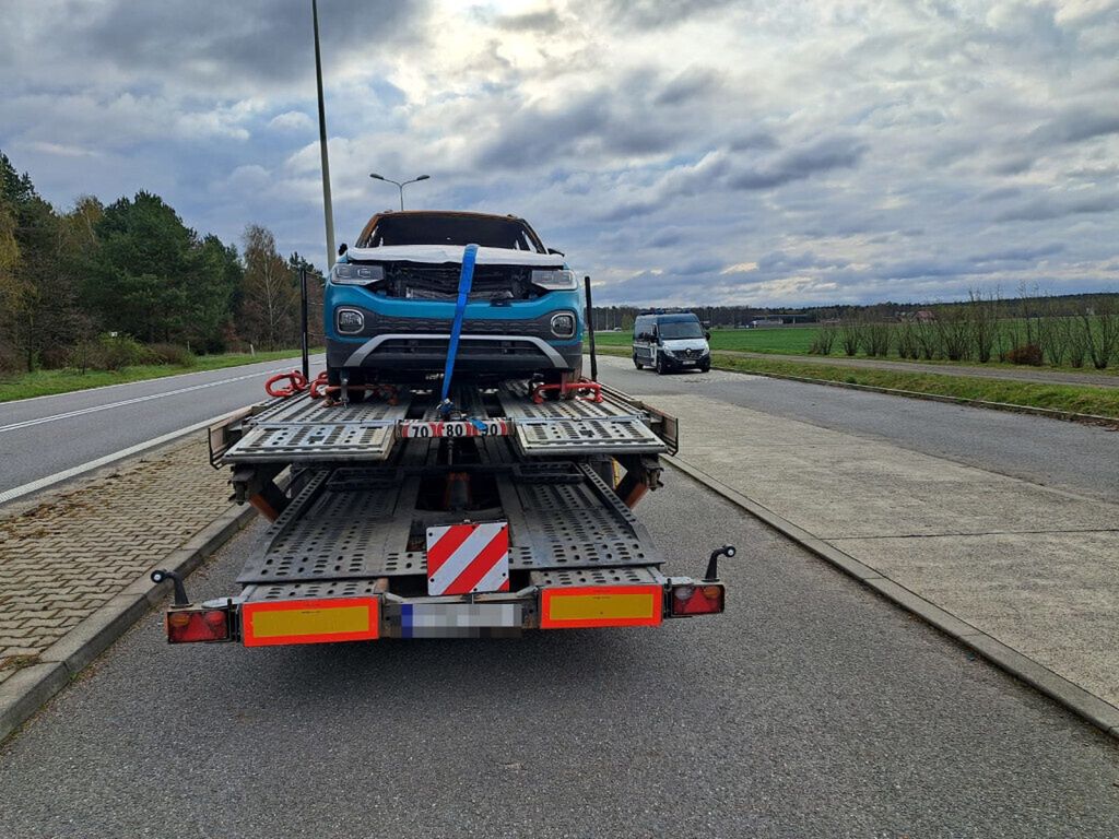 Zatrzymali lawetę. Stwierdzili, że auto to odpad i je zabrali