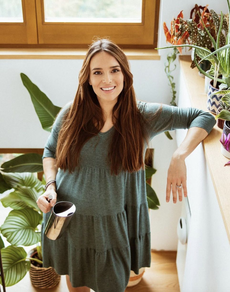 Anna Czartoryska-Niemczycka wśród kwiatów