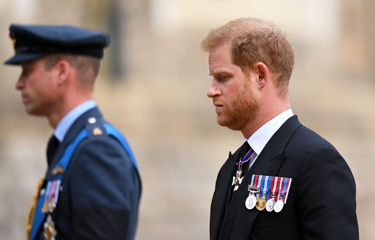 Książę William i książę Harry podczas uroczystości pogrzebowych królowej Elżbiety