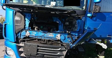 Czołowe zderzenie osobówki z tirem. Koszmarne zdjęcia auta, którym jechała kobieta