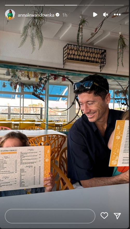 Robert Lewandowski z rodziną w restauracji