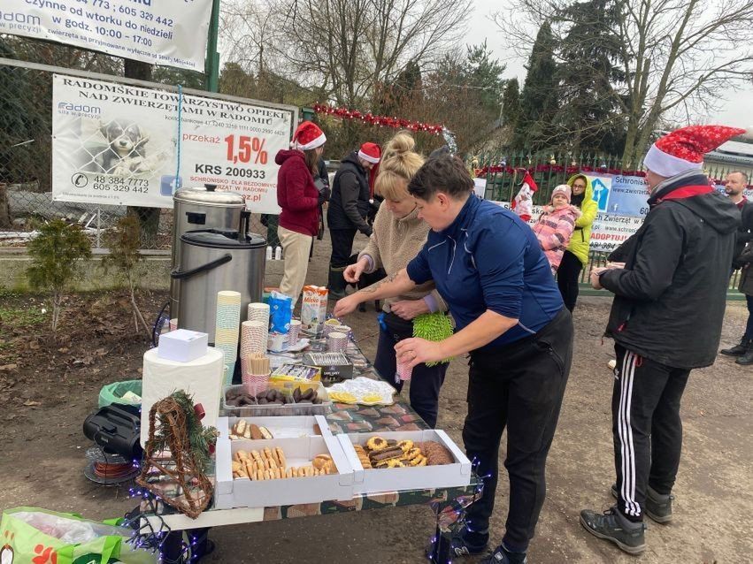 Wolontariusze zaprosili gości na kawę, herbatę i coś słodkiego. 