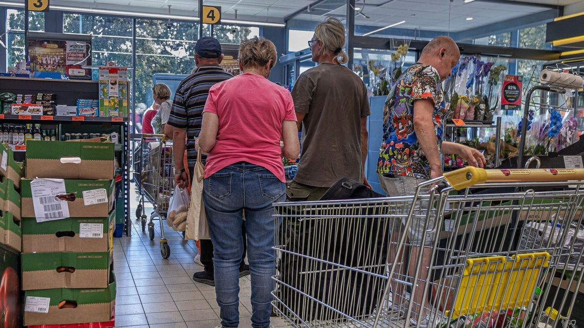 Reporter archiwum 2024 06
21.06.2024 Piecki, woj. warminsko-mazurskie, Zakupy w supermarkecie sieci "Biedronka" (zdjecie ilustracyjne). N/z Kolejka do kasy.  fot. Eryk Stawinski/REPORTER
Eryk Stawinski/REPORTER