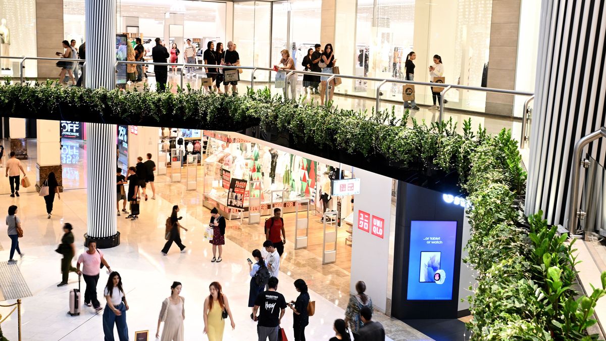 People shop during Black Friday sales at Westfield Parramatta in Sydney, Australia, 29 November 2024. EPA/DAN HIMBRECHTS AUSTRALIA AND NEW ZEALAND OUT Dostawca: PAP/EPA.