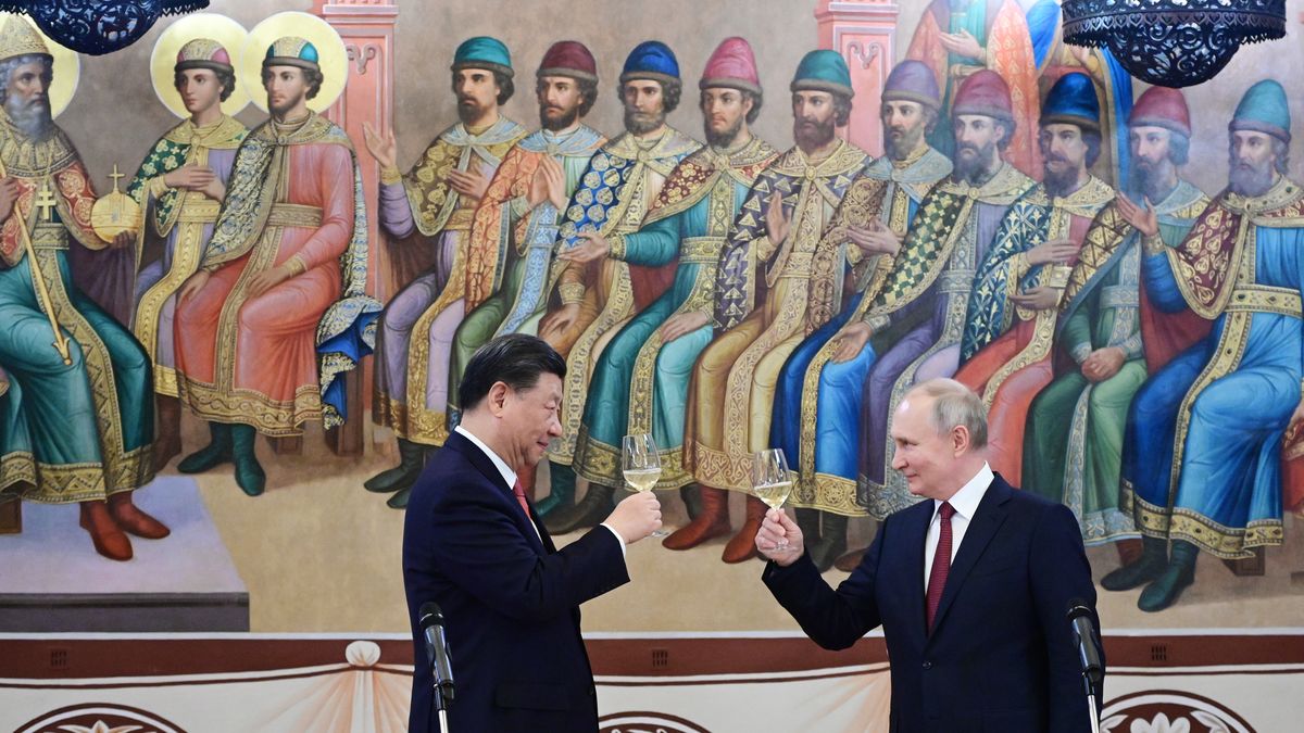 Chinese President Xi Jinping visits Moscow
epa10535447 Chinese President Xi Jinping (L) and Russian President Vladimir Putin (R) toast at a reception in the Faceted Chamber of the Moscow Kremlin, Russia, 21 March 2023. Chinese President Xi Jinping arrived in Moscow on a three-day visit, which will last from March 20 to 22, according to Russian and Chinese state agencies. Xi Jinping visits Russia on improving joint partnership and developing key areas of Russian-Chinese economic cooperation.  EPA/PAVEL BYRKIN / SPUTNIK / KREMLIN POOL MANDATORY CREDIT 
Dostawca: PAP/EPA.
PAVEL BYRKIN / SPUTNIK / KREMLIN POOL