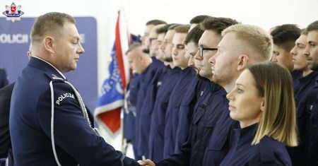 Nowi policjanci zasilili szeregi lubelskiego garnizonu. Kolejne przyjęcia we wrześniu, październiku i grudniu [ZDJĘCIA]