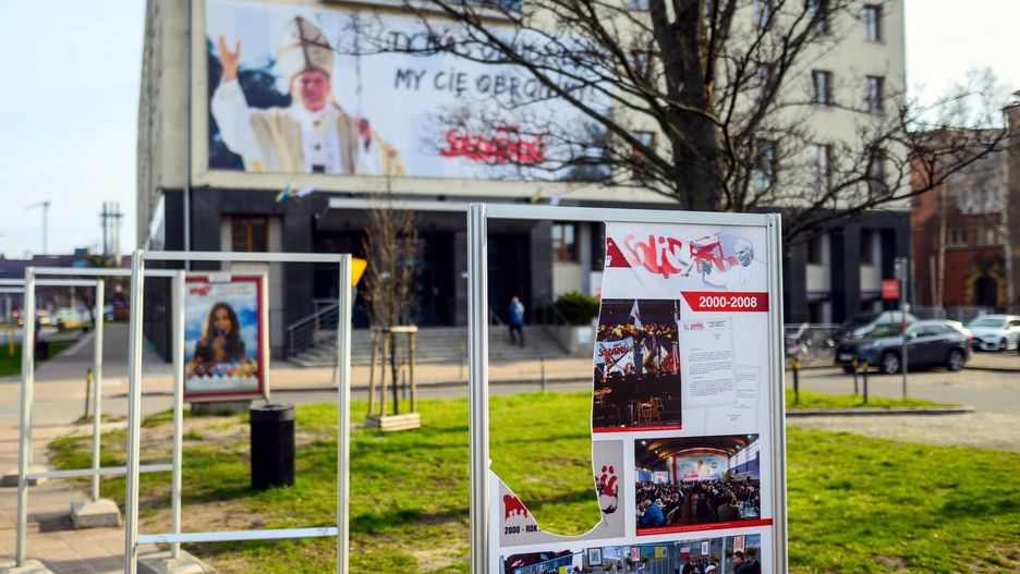 Zdewastowana wystawa o Janie Pawle II ustawiona przed budynkiem NSZZ Solidarność w Gdansku.