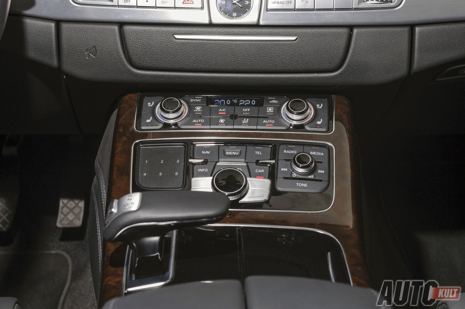 BMW 750d xDrive M-Sport kontra Audi A8 4.2 TDI quattro - test [galeria] 24