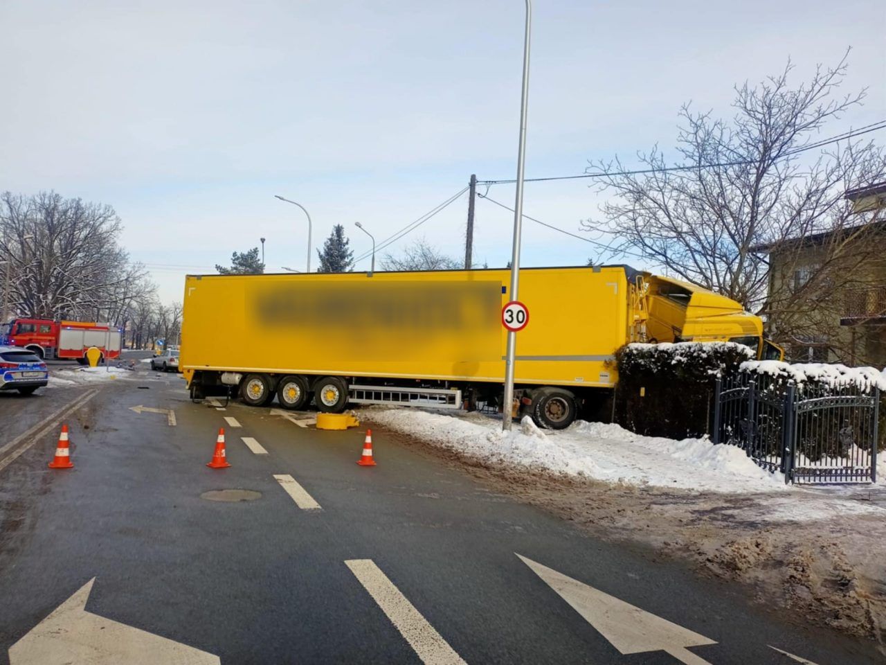 Biała Podlaska: Zderzenie Audi z ciężarówką. Droga zablokowana