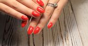 Czerwone paznokcie to już przeżytek. Furorę robi inny kolor