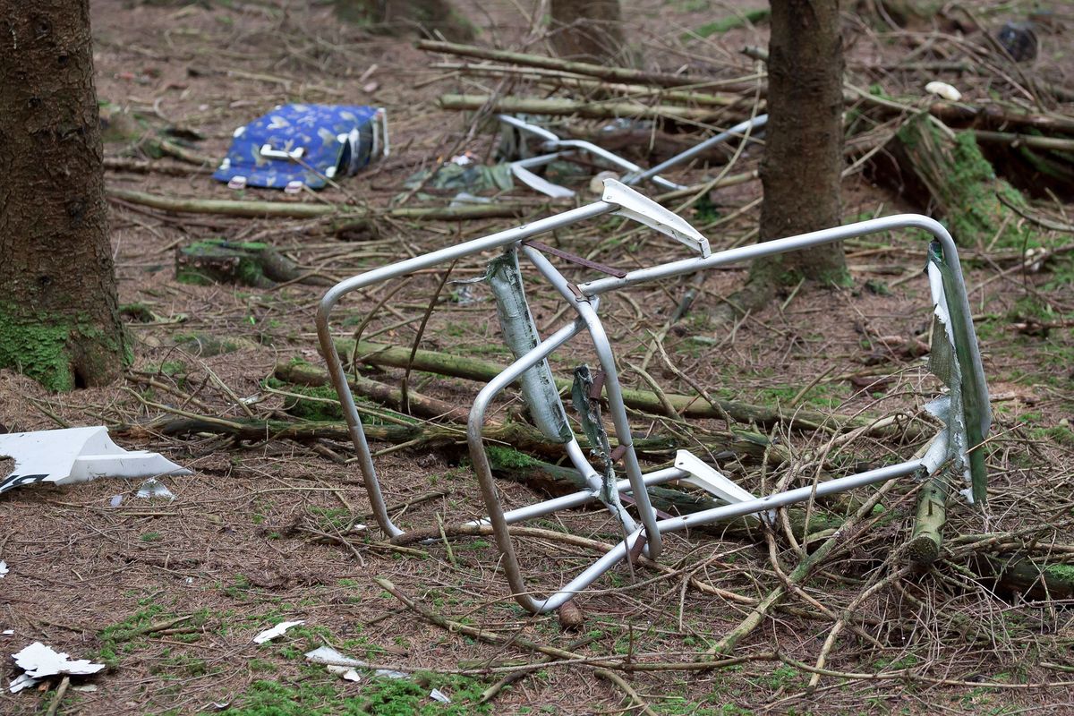 Leśnicy szukają firmy, która zamiast zutylizować śmieci, wyrzuciła je do lasu.