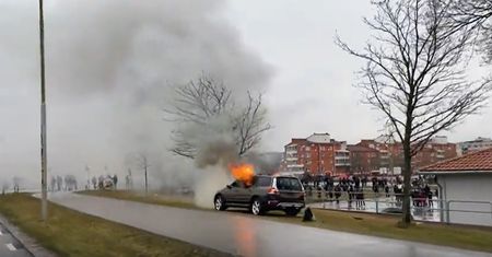 Zamieszki w Szwecji z powodu Duńczyka. Zdemolowane radiowozy i ranni policjanci