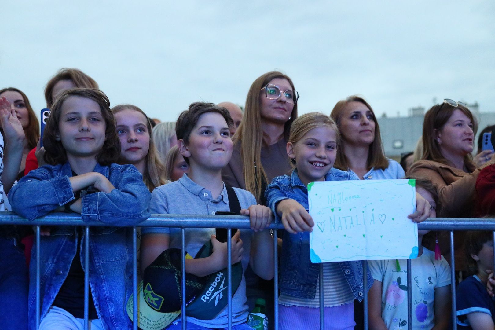 Przy scenie byli najwierniejsi fani z tabliczkami dla piosenkarki