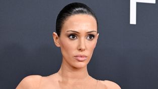 Bianca Censori paraduje w majtkach i rajstopach po lotnisku. Ubrała się tak na 18-godzinny lot...