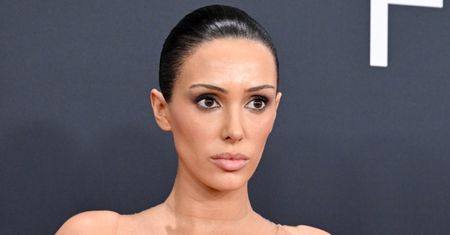 Bianca Censori paraduje w majtkach i rajstopach po lotnisku. Ubrała się tak na 18-godzinny lot...