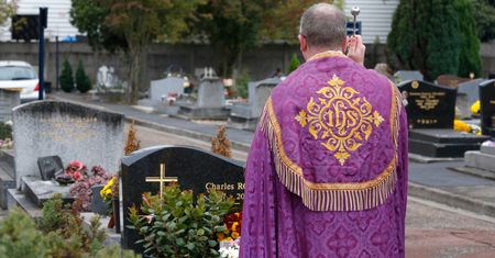 Ma przyspieszyć zbawienie zmarłych. Ksiądz zachęca bliskich