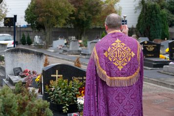 Ma przyspieszyć zbawienie zmarłych. Ksiądz zachęca bliskich