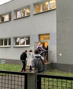 Koronawirus w Polsce. Pandemia wymusiła zmiany w oświacie. Chore dziecko do szkoły nie wejdzie