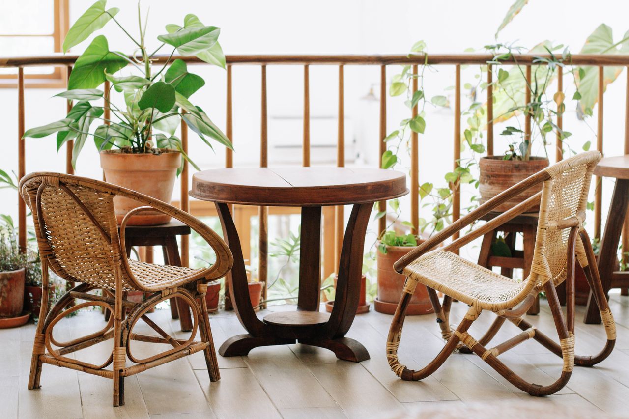 Mały balkon, wielki efekt. Pomysły na kwiaty, meble i dekoracje, które robią wrażenie