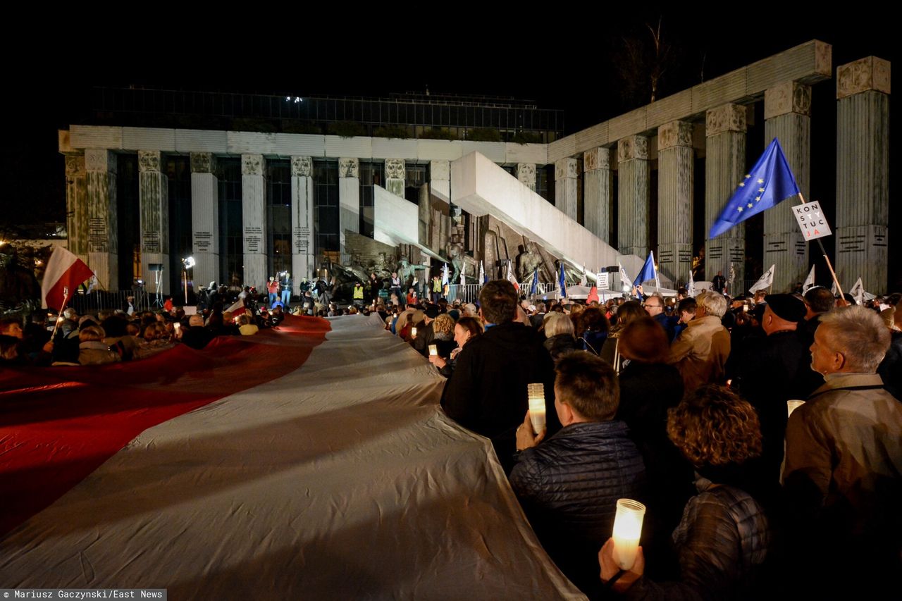 1.10.2017. Manifestacja pod siedzibą Sądu Najwyższego. Symbolem protestów stały się zapalone świeczki 