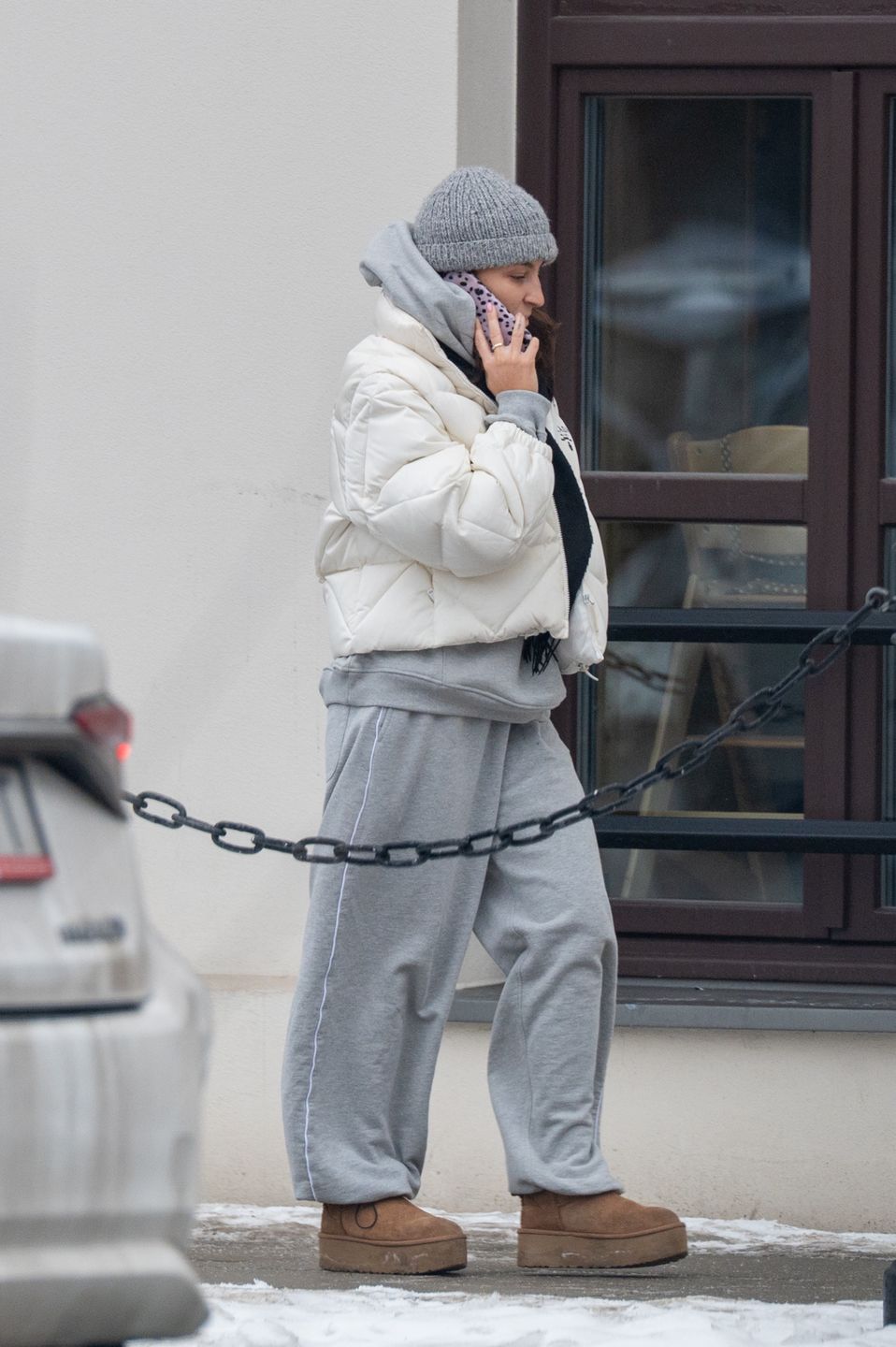 Julia Wieniawa paraduje zaśnieżonym chodnikiem