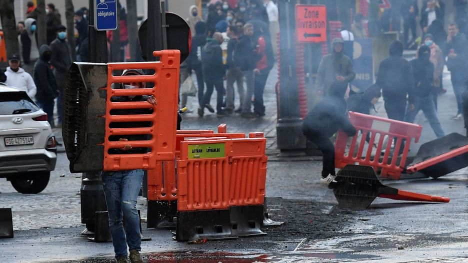 Ostre zamieszki w Belgii. Ranni policjanci, zatrzymania
