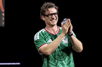 Zamilkł, by powstrzymać łzy. Tłum natychmiast zareagował