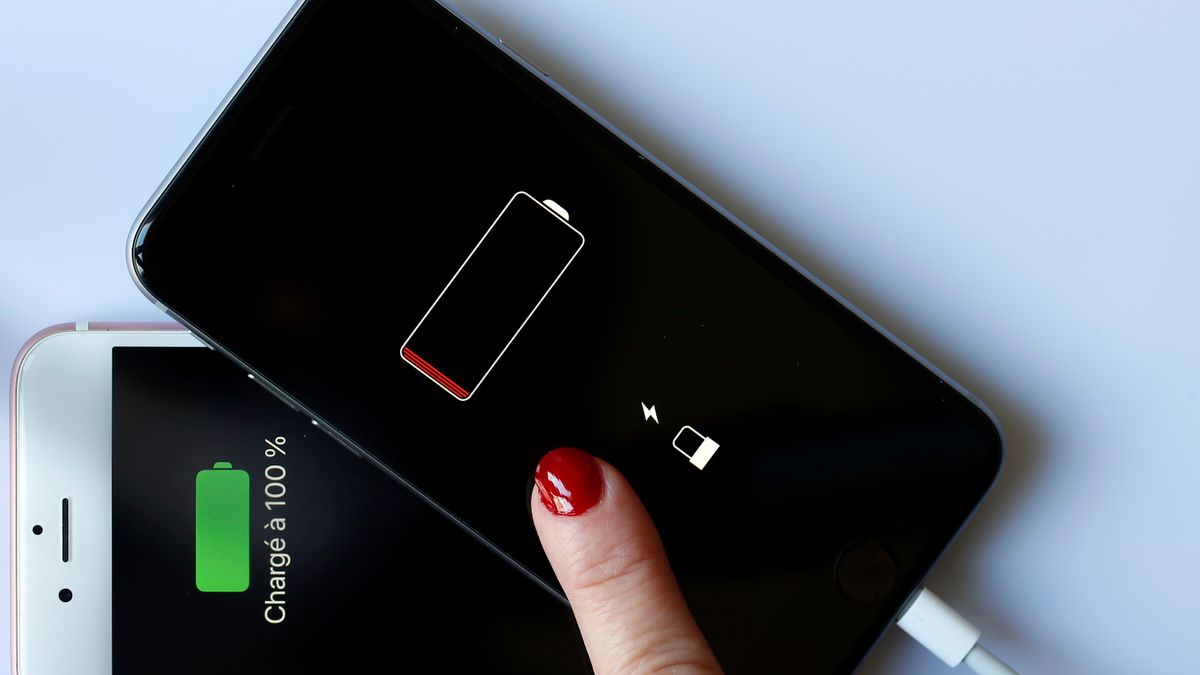 Apple opublikował poradnik rozwiązujący problem słabej baterii /fot. GettyImages