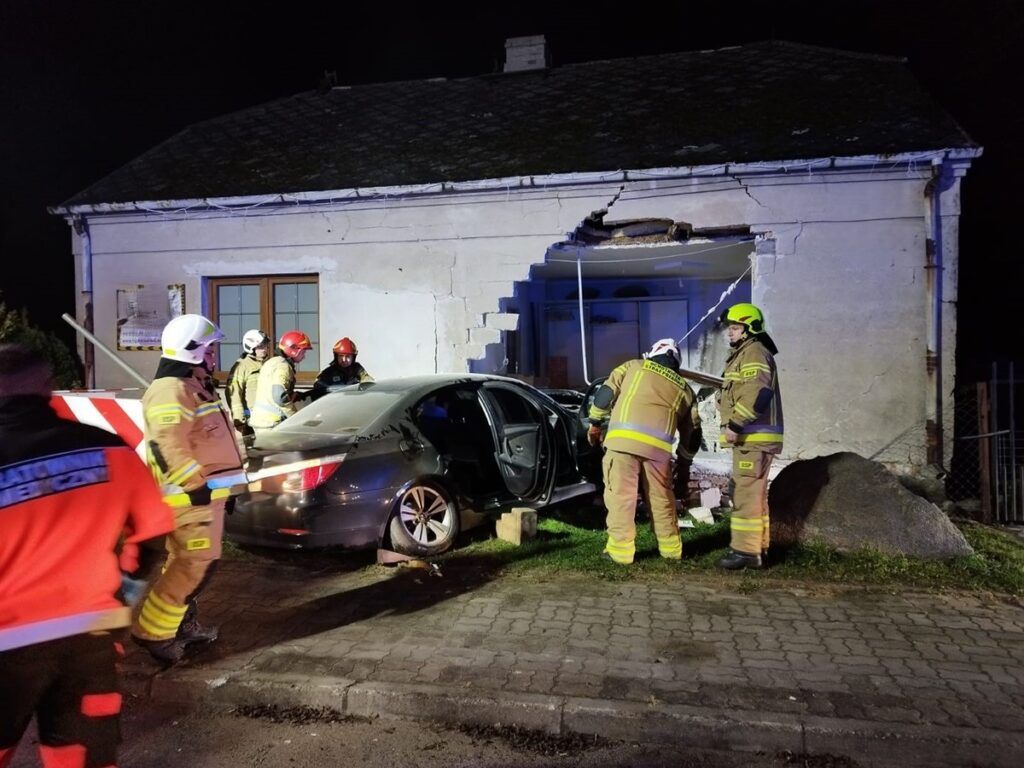Ciechanów: 18-latek wjechał BMW w budynek mieszkalny. Policjanci zatrzymali mu prawo jazdy