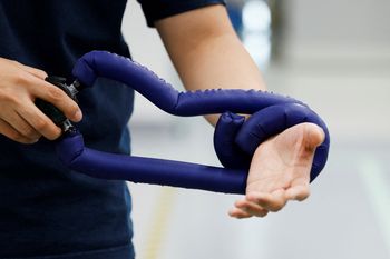 Robotyczny kombinezon zakłada się sam. Badacze mówią o 10 sekundach