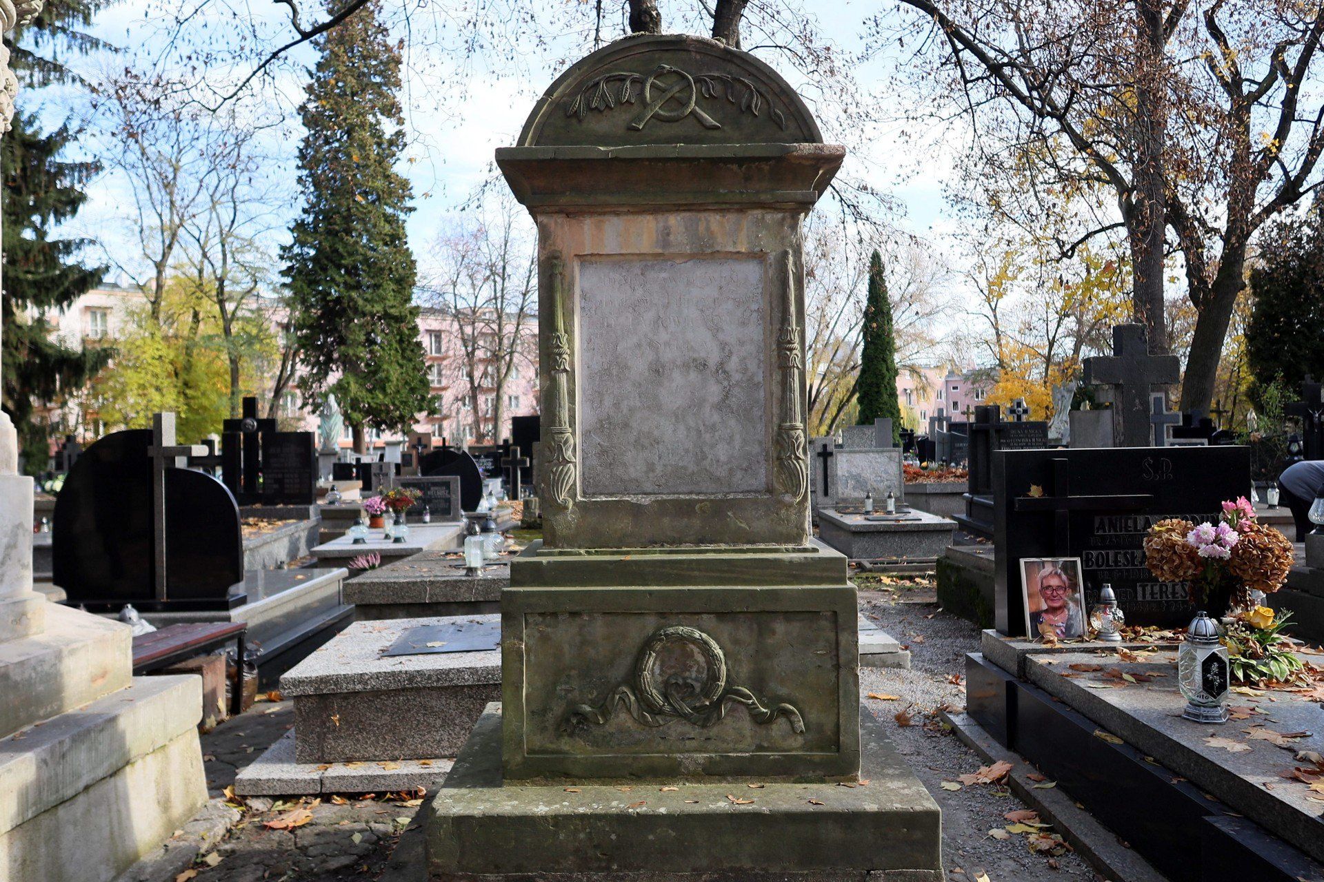 Od piątku do niedzieli nie sposób będzie się na nią nie natknąć - w godz. 8-18 na lubelskich cmentarzach przeprowadzona zostanie kwesta na odnowienie zabytkowych nagrobków. Sprawdziliśmy, które pomniki na Lipowej odzyskają dawny blask.