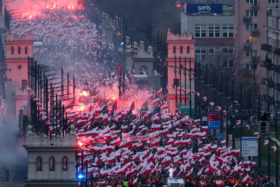 Warszawa, 11.11.2022. Uczestnicy Marszu Niepodległości w Warszawie, 11 bm. Marsz pod hasłem �Silny naród, wielka Polska� przechodzi ulicami Warszawy w kierunku Stadionu Narodowego. Trwają obchody Narodowego Święta Niepodległości. (sko) PAP/Leszek Szymański