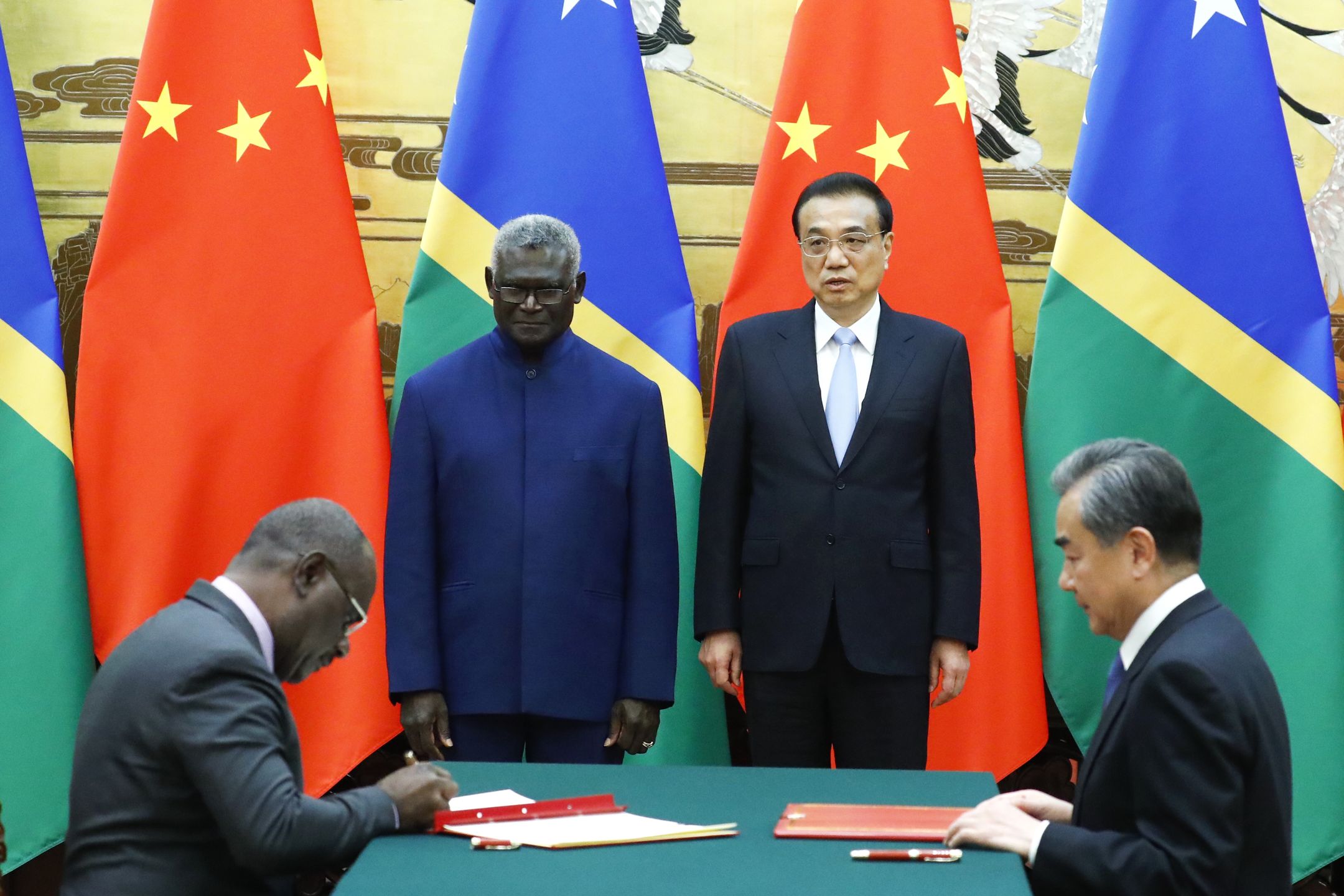 Te relacje tworzyły się już od kilku lat. Premier Wysp Salomona, Manasseh Sogavare podczas spotkania z chińskim premierem Li Keqiangem w 2019 roku Fot. Thomas Peter-Pool/Getty Images