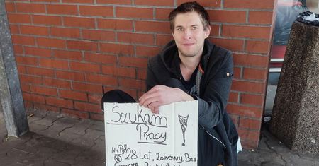 Napisał na kartonie, że szuka pracy. 28-latek mówi, co stało się potem