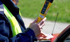 Rembertów. Bus wjechał do rowu. Kierowca pijany