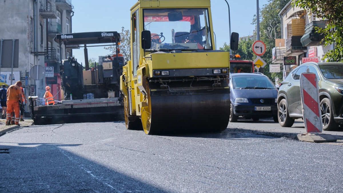 Drogowcy układają asfalt na remontowanym odcinku ul. Nadbystrzyckiej