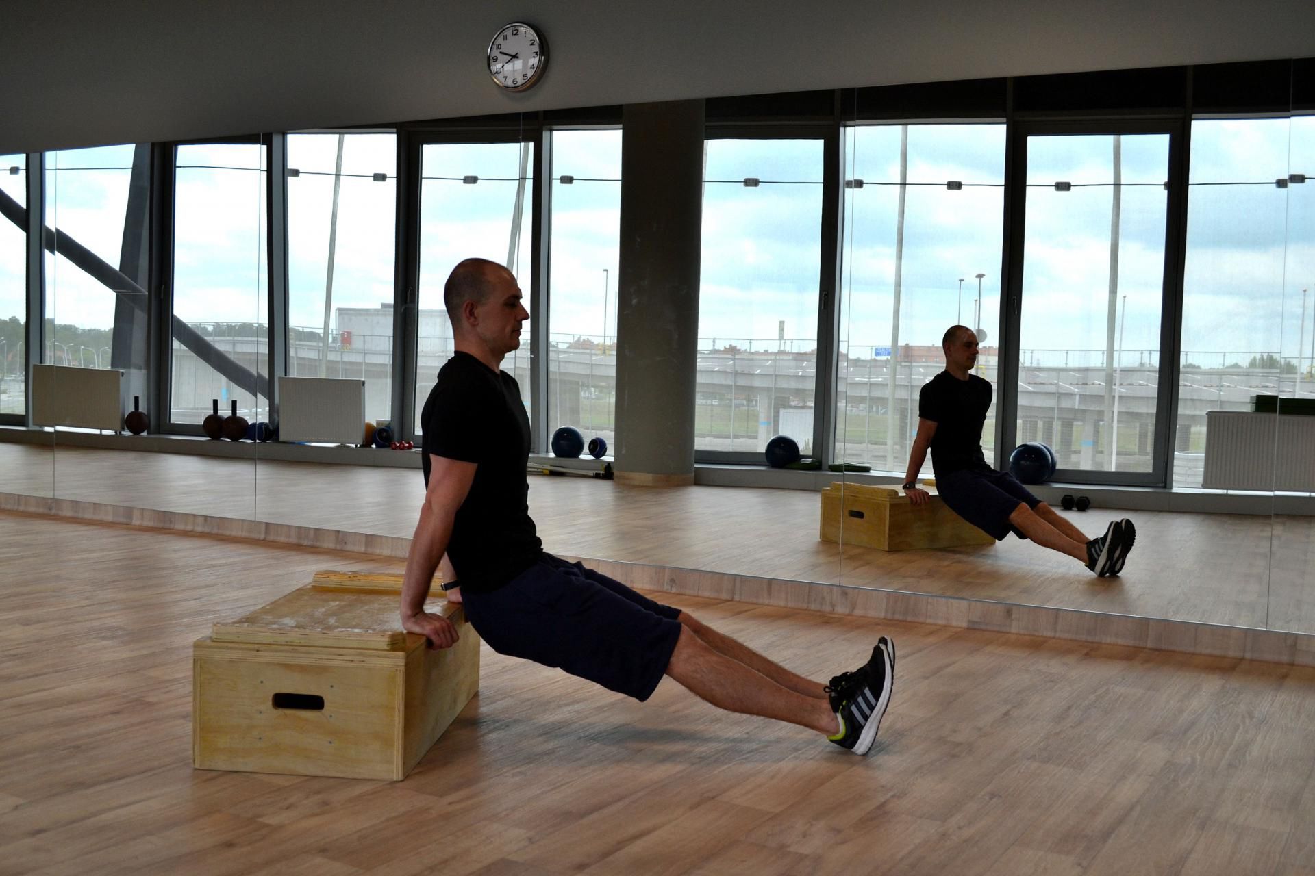 Pompka tyłem w wersji trudnej - ruch 1