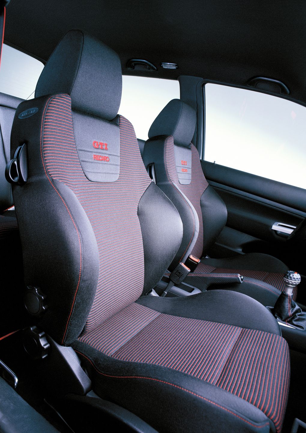 GTI oraz inne sportowe wersje to też bogate wyposażenie i nieco inna mechanika