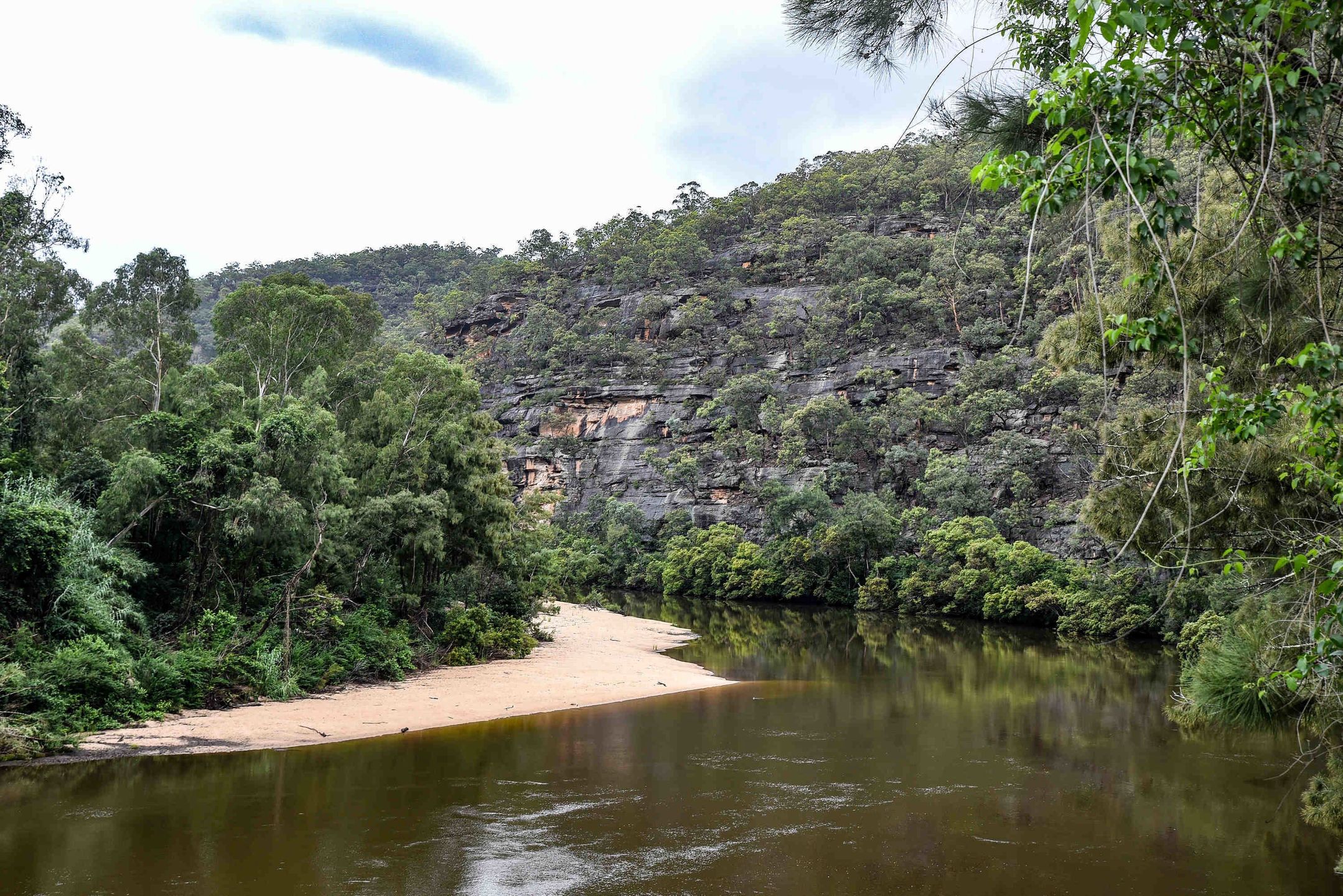 Man charged with murder after body of nine-year-old girl foundepa09694699 A general view of the Colo River, near where the body of a child was located in a barrel, some 82km northwest of Sydney, New South Wales, Australia, 19 January 2022. The body of a nine-year-old girl has been found stuffed in a barrel and dumped in NSW bushland a week after she disappeared. Police have charged a man with the murder of a nine-year-old girl who disappeared from the NSW Blue Mountains.  EPA/FLAVIO BRANCALEONE AUSTRALIA AND NEW ZEALAND OUT Dostawca: PAP/EPA.FLAVIO BRANCALEONECURRENT AFFAIRS, HOLICIDE, MISSING GIRL BLUE MOUNTAINS, MISSING GIRL MURDER CHARGE, MISSING PERSON, NEWS, NSW, POLICE, SYDNEY