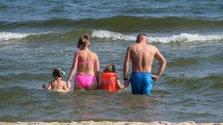 "Dla mnie to przesada". Mówi o rozebranych dzieciach na plaży