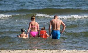 "Dla mnie to przesada". Mówi o rozebranych dzieciach na plaży