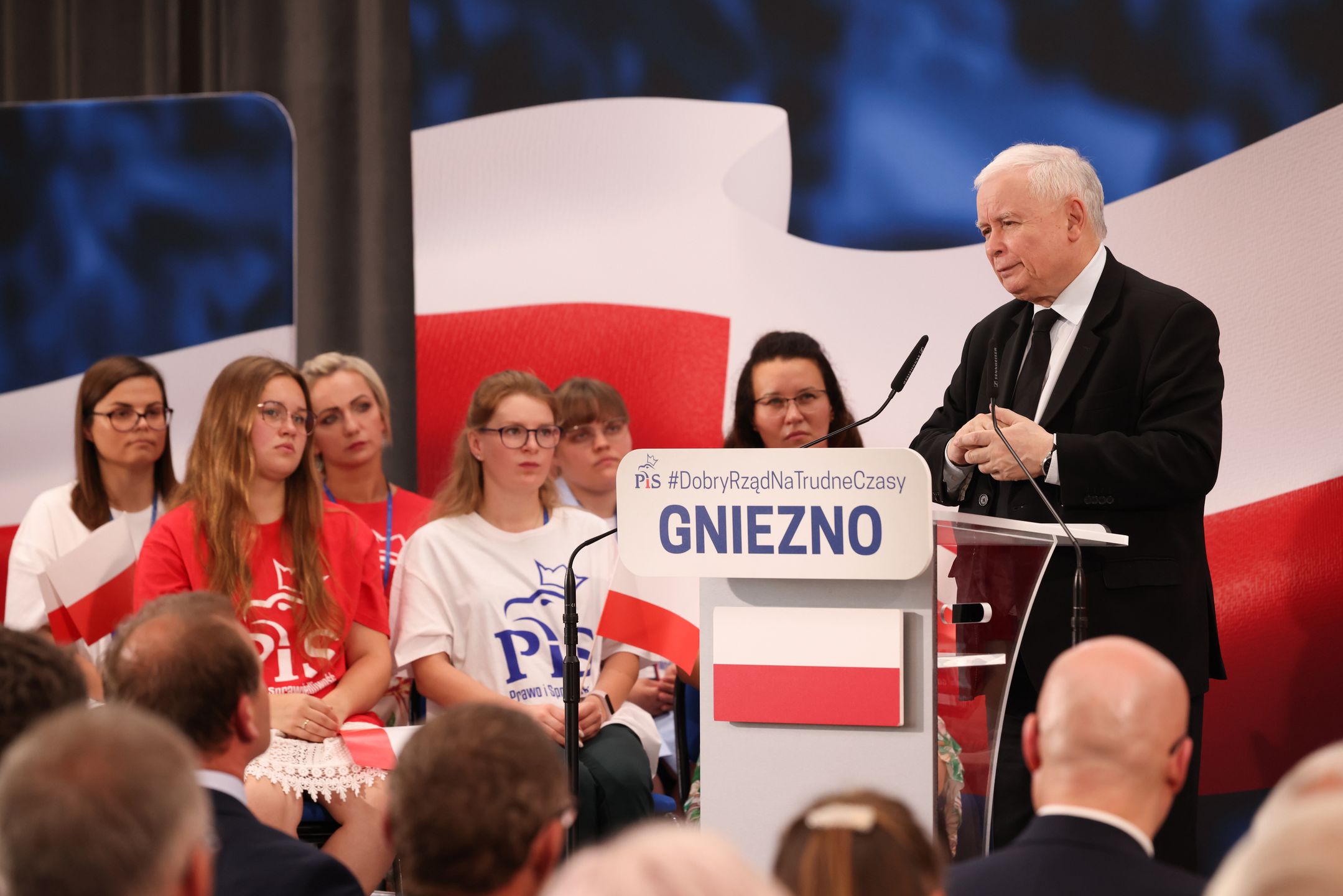 Gniezno, 24.07.2022. Prezes Prawa i Sprawiedliwości Jarosław Kaczyński (P) podczas spotkania z mieszkańcami miasta w siedzibie Gnieźnieńskiej Szkoły Wyższej Milenium, 24 bm. w Gnieźnie. (amb) PAP/Marek Zakrzewski