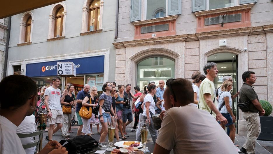 Włosi protestują przeciwko okazywaniu certyfikatu covidowego przy wejściu do restauracji
